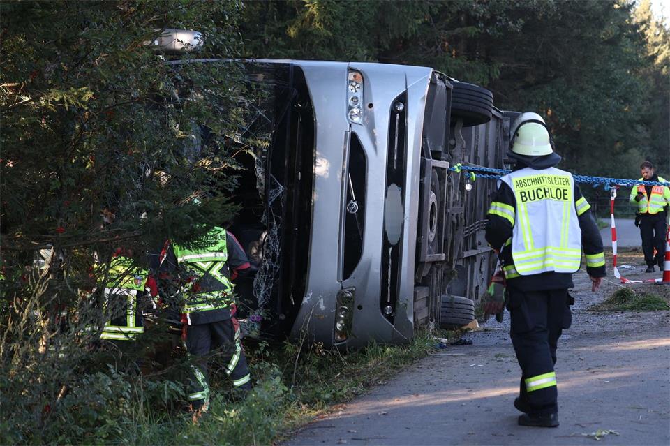 Zahlreiche Einsatzkräfte kümmerten sich nach dem Unfall um die Verletzten.Karl-Josef Hildenbrand/dpa