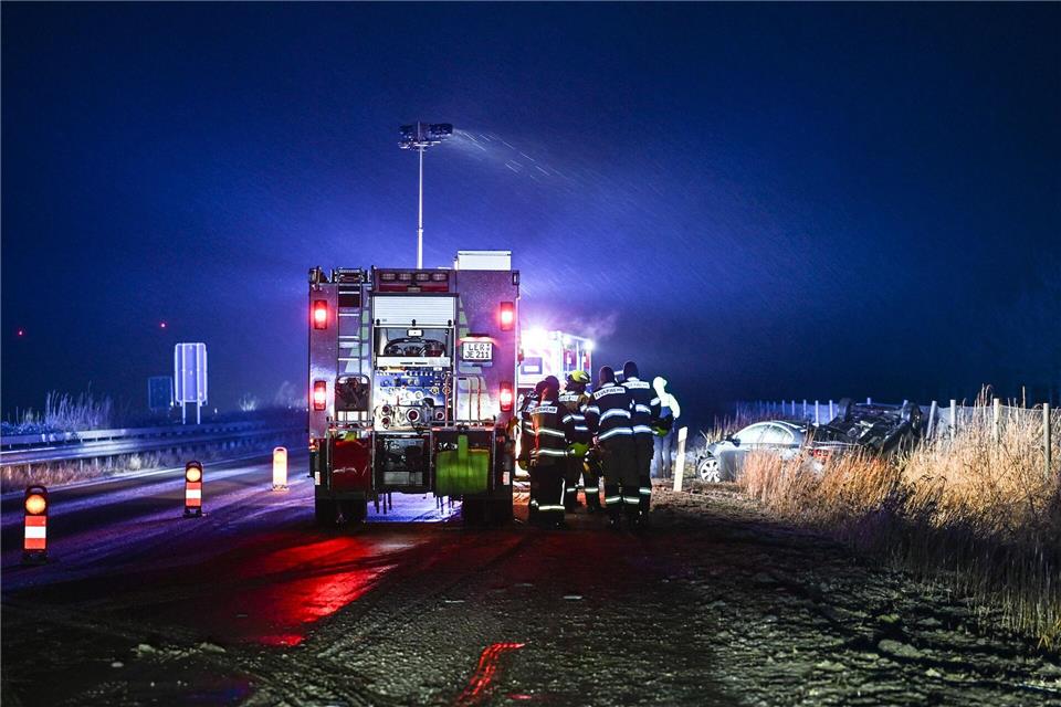 Zahlreiche Einsatzkräfte kümmerten sich um die Verletzten.Lars Penning/dpa