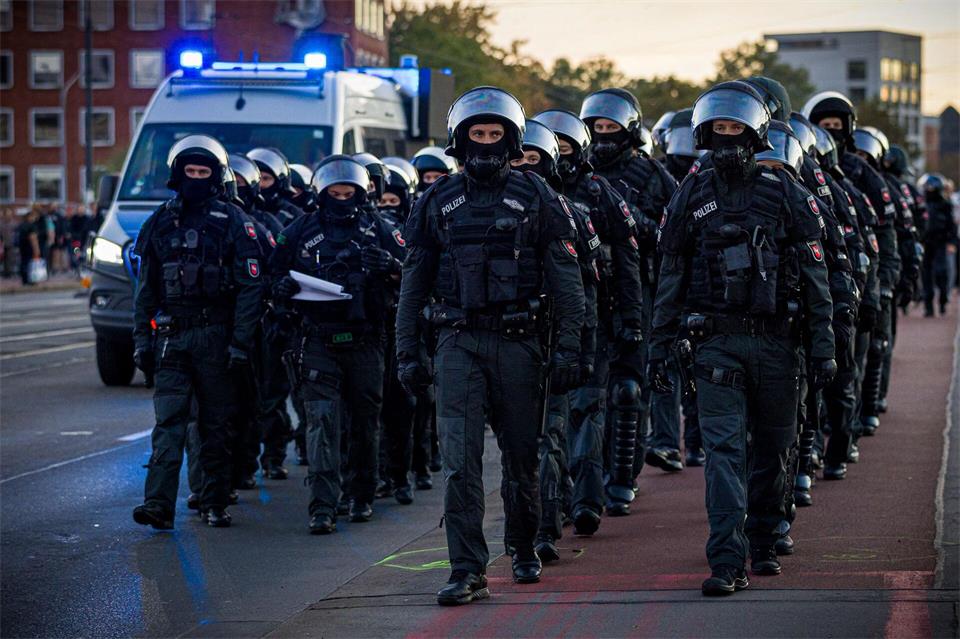 Zahlreiche Einsatzkräfte sicherten die Demonstration ab.Moritz Frankenberg/dpa