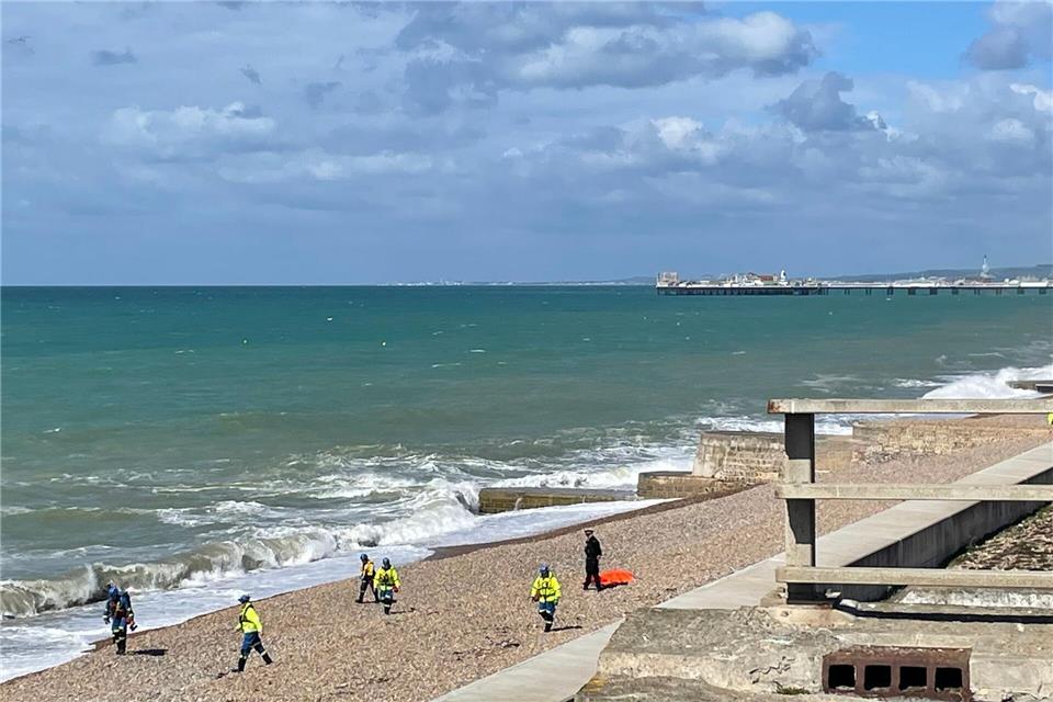 Zahlreiche Einsatzkräfte sind am Strand in Brighton eingetroffen.Anahita Hossein-Pour/PA Wire/dpa