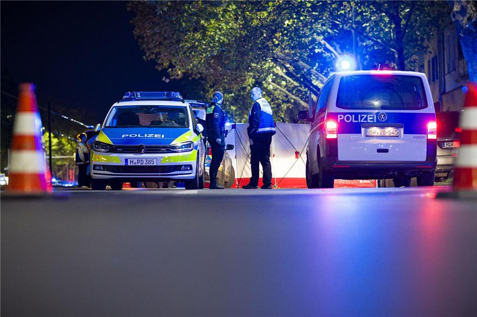 Schüsse in Hannover - Junger Mann stirbt, mehrere Verletzte Zahlreiche Einsatzkräfte sind am Tatort.Moritz Frankenberg/dpa