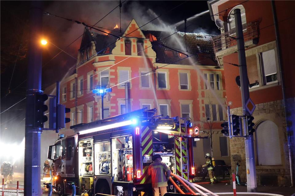 Zahlreiche Einsatzkräfte sind in der Nacht und am frühen Morgen im Einsatz, um die Flammen zu löschen.Rene Priebe/dpa