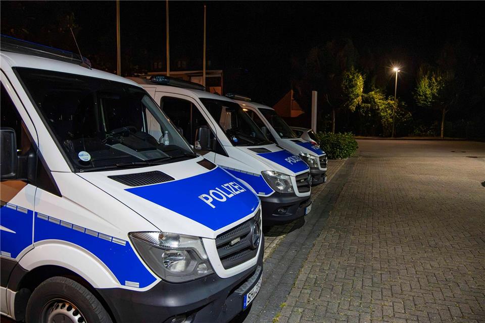 Zahlreiche Einsatzkräfte suchten nach dem vermissten Mädchen.Frank Molter/dpa