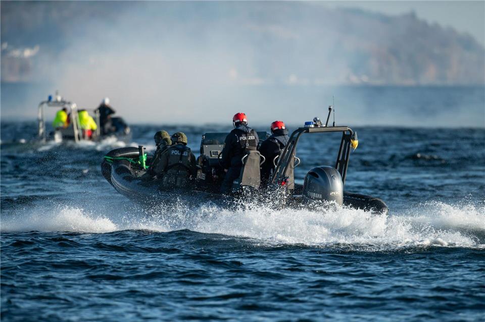 Zahlreiche Einsatzkräfte suchten nach der vermissten Frau auf dem Bodensee. (Symbolbild)Silas Stein/dpa