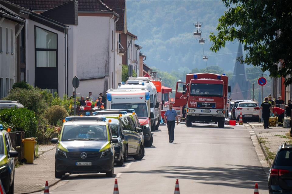 Zahlreiche Einsatzkräfte waren am Dienstag vor Ort, von Polizei über Feuerwehr bis hin zu Experten für Gefahren wegen chemischer, biologischer, radiologischer oder nuklearer Stoffe. Harald Tittel/dpa