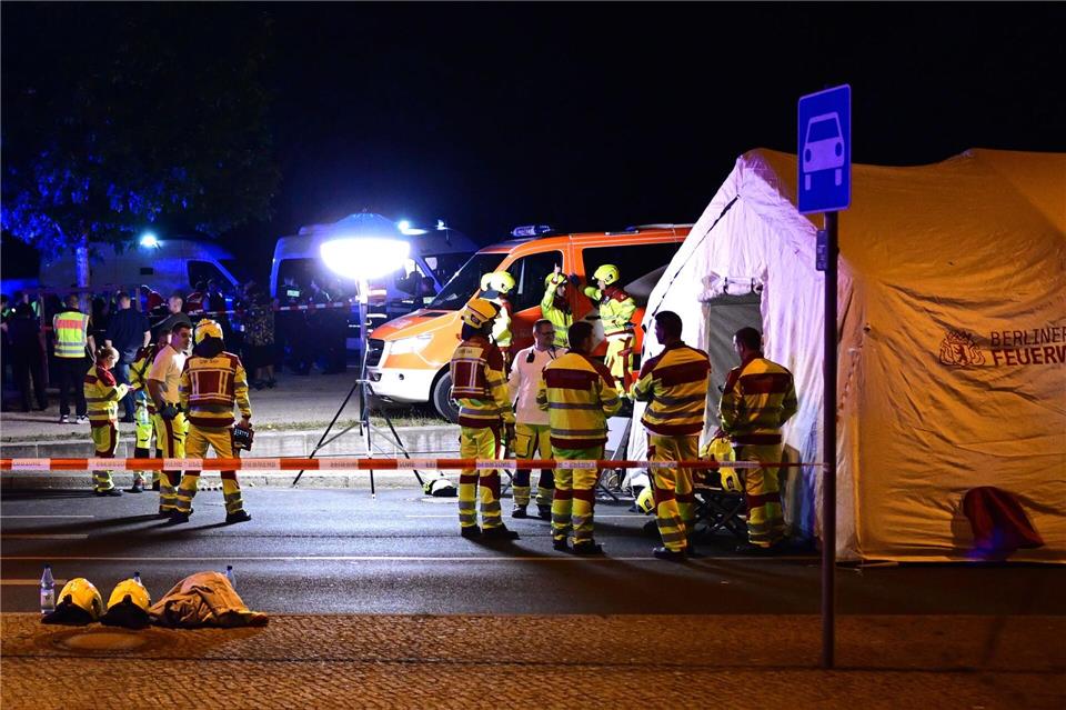 Zahlreiche Einsatzkräfte waren in der Nacht in Berlin im Einsatz. Fabian Sommer/dpa