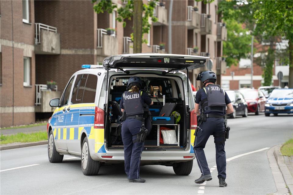 Zahlreiche Einsatzkräfte waren nach dem Drohanruf zu der Schule in Beckum ausgerückt. Max Lametz/dpa