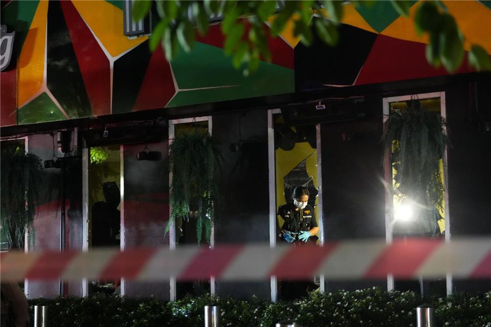 Zahlreiche Fenster sind bei dem Brand geborsten.Sakchai Lalit/AP/dpa