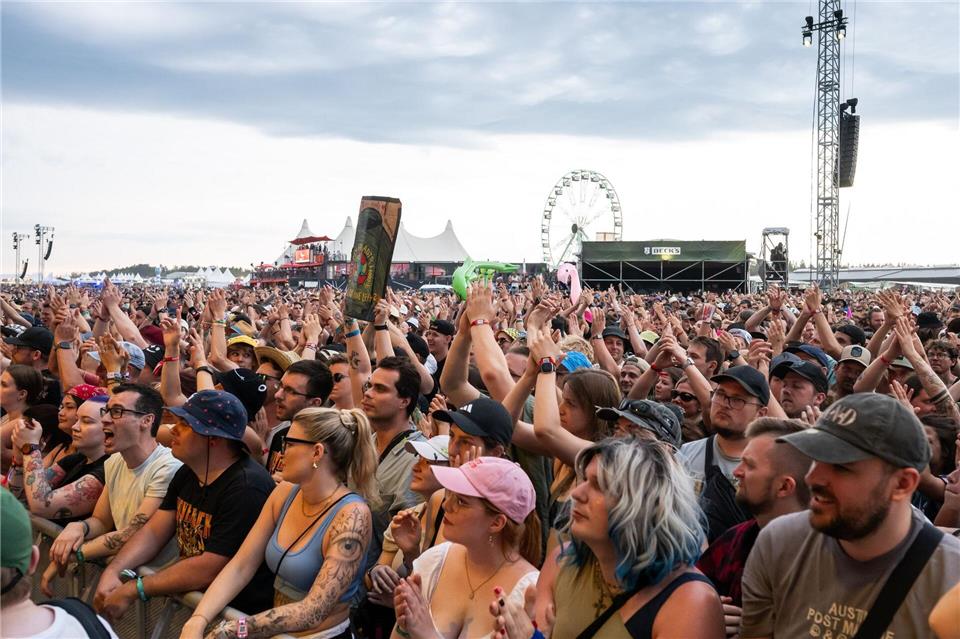 Zahlreiche Festivalbesucher verfolgten den Auftritt der Band A Day to Remember auf dem Southside-Festival. Nur wenige Minuten später wurde das Festival unterbrochen.Silas Stein/dpa