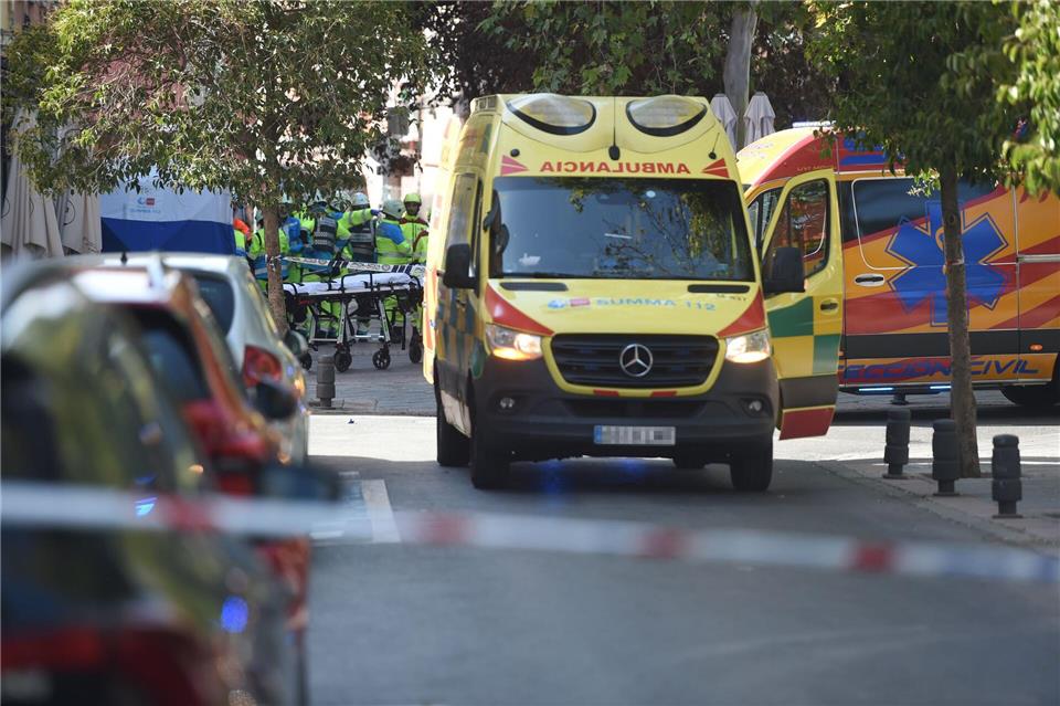 21 Verletzte bei Explosion in einer Bar in Madrid Zahlreiche Feuerwehr- und Rettungskräfte waren vor Ort.Gustavo Valiente/EUROPA PRESS/dpa