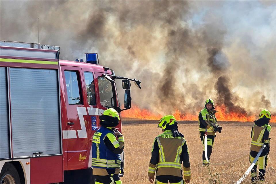Zahlreiche Feuerwehrleute bekämpfen Brände im Südwesten. Thomas Riedel/dpa