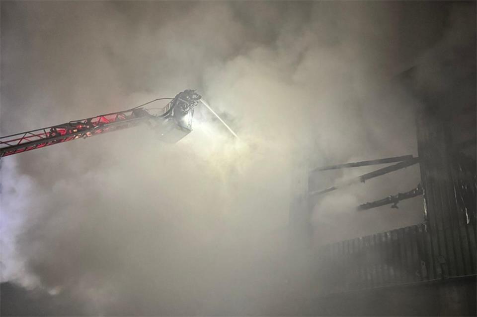 Zahlreiche Feuerwehrleute kämpfen gegen die Flammen der brennenden Lagerhalle. (Handoutbild)--/Feuerwehr Herdecke/dpa