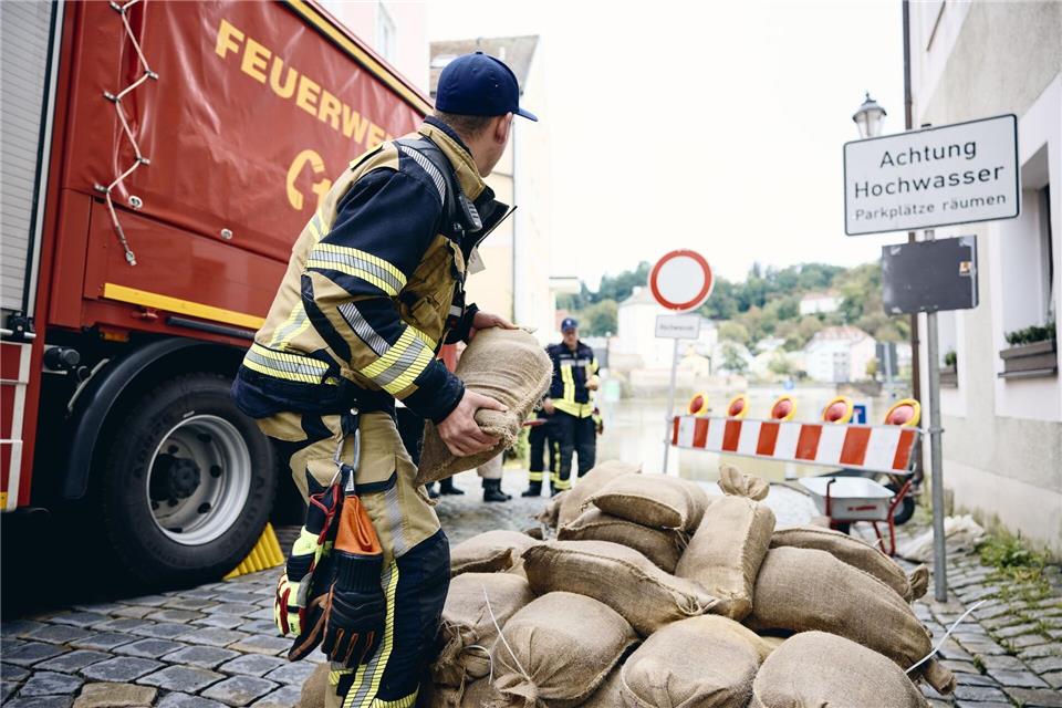 Zahlreiche Feuerwehrleute waren beim Hochwasser 2024 im Einsatz. (Archivbild)Tobias C. Köhler/dpa