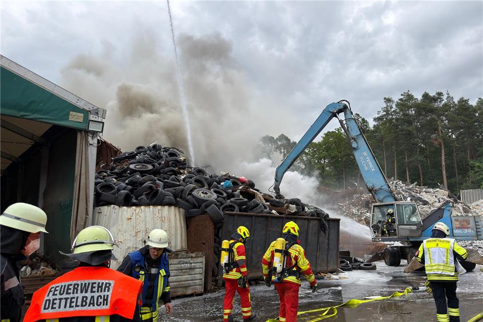 Zahlreiche Feuerwehrleute waren mit den Löscharbeiten beschäftigt.Daniel Löb/dpa
