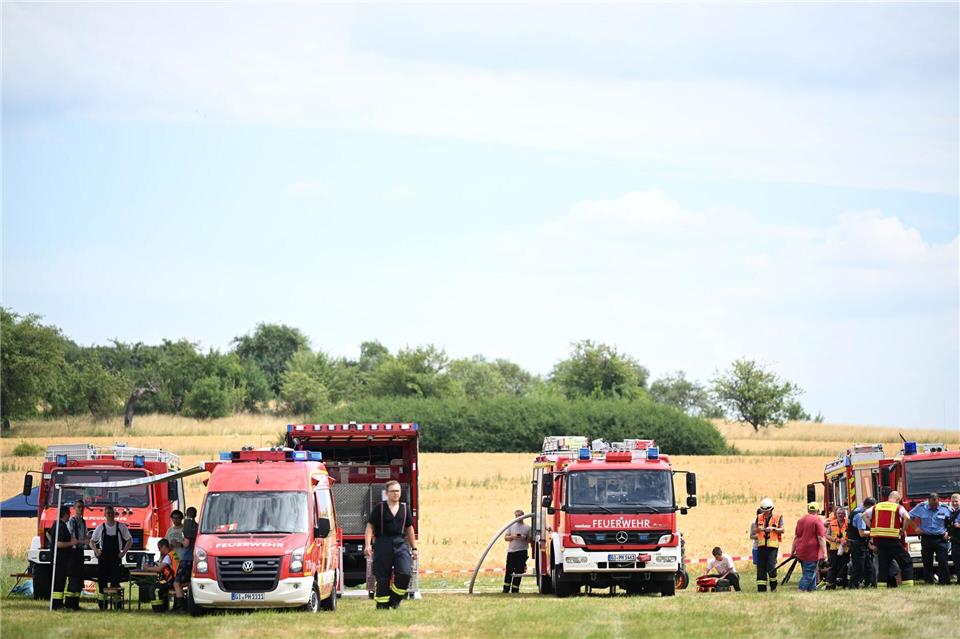 Zahlreiche Feuerwehrleute waren vor Ort, auch um angesichts von Hitze und Trockenheit für den Brandschutz zu sorgen. Florian Wiegand/dpa