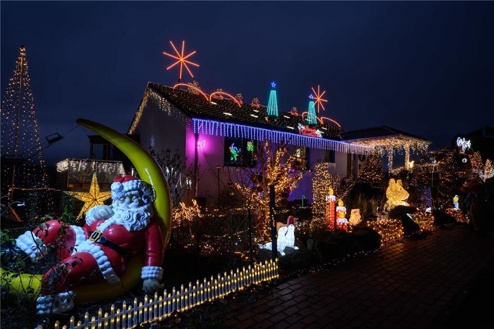 Zahlreiche Figuren und Lichter - das Weihnachtshaus in Ahnatal ist ein echter Hingucker. Swen Pförtner/dpa