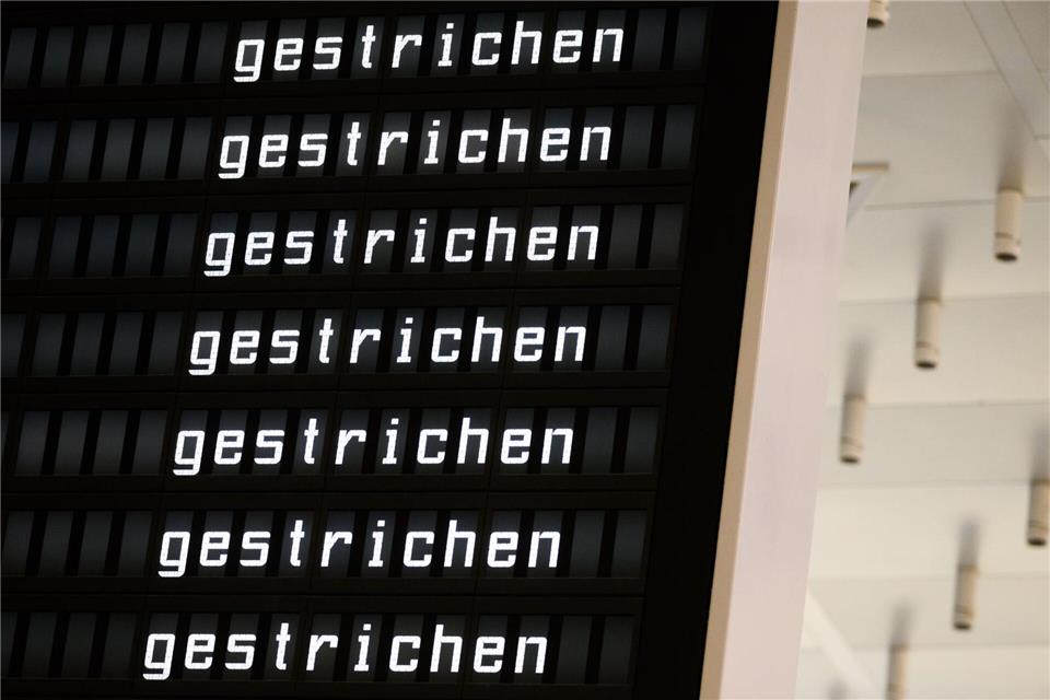 Zahlreiche Flüge wurden gestrichen. Julian Stratenschulte/dpa