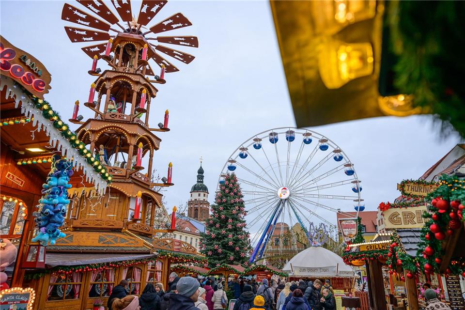 Zahlreiche Gäste besuchen den Weihnachtsmarkt auf dem Altmarkt in der Cottbuser Innenstadt. (Archivbild)Patrick Pleul/dpa