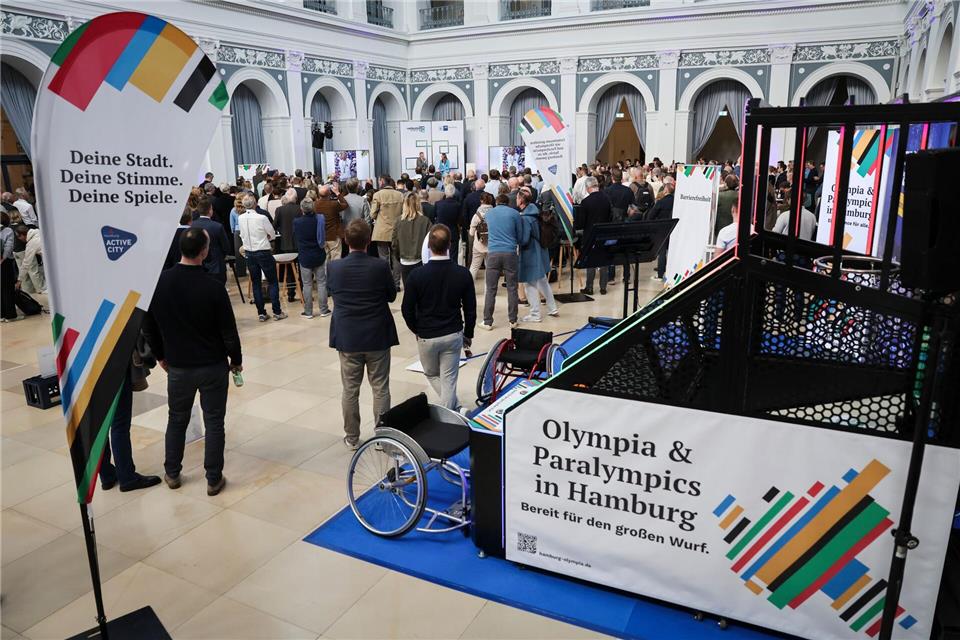 Zahlreiche Gäste verfolgen ein Gespräch auf dem Podium bei einer Veranstaltung zur Hamburger Bewerbung für die Olympischen und Paralympischen Spiele in der HandelskammerChristian Charisius/dpa