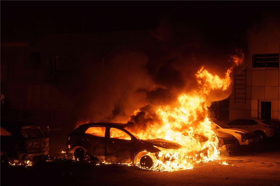 Zahlreiche Gebäude und Autos wurden nach Behördenangaben in der Ukraine bei russischen Angriffen beschädigt.Evgeniy Maloletka/AP/dpa