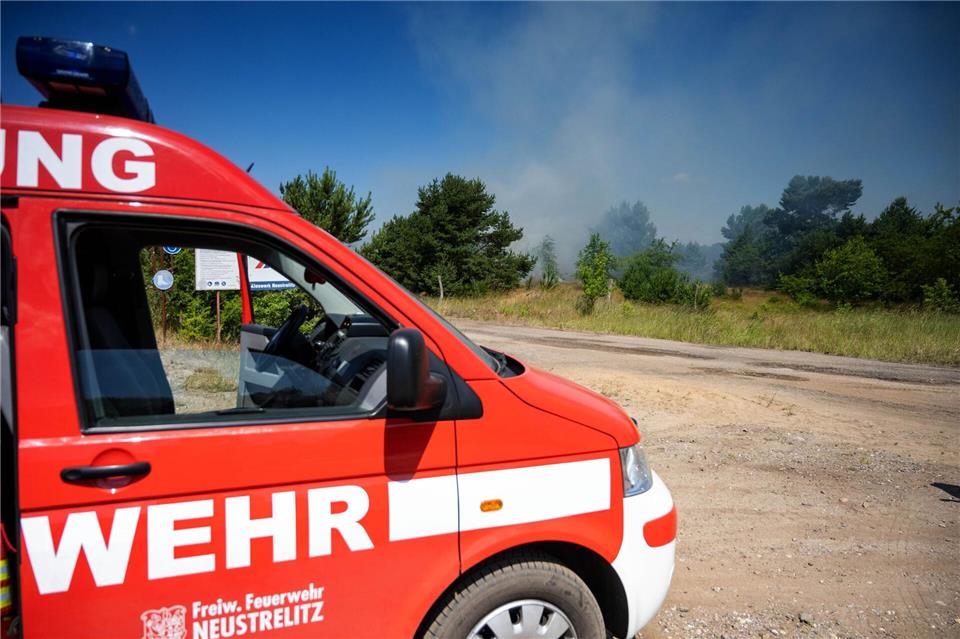 Zahlreiche Helfer waren auch am Freitag bei Neustrelitz im Einsatz. (Foto vom 25. Juni) Stefan Sauer/dpa