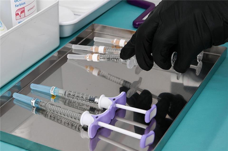 Zahlreiche Influencer machen auf Instagram Werbung für Schönheitseingriffe. (Symbolbild).Jens Kalaene/dpa-Zentralbild/dpa