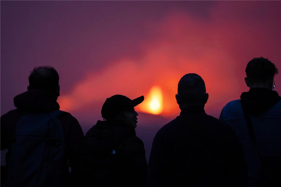 Zahlreiche Interessierte strömten in die Region, um das seltene Spektakel live zu erleben. (Archivbild)Marco di Marco/AP/dpa