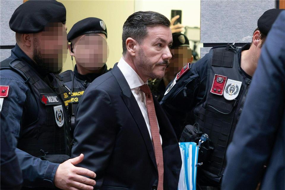 Benko vor Gericht: Ex-Milliardär bekennt sich nicht schuldig Zahlreiche Journalisten verfolgten den Auftakt des Prozesses gegen René Benko.Expa/Johann Groder/APA/dpa