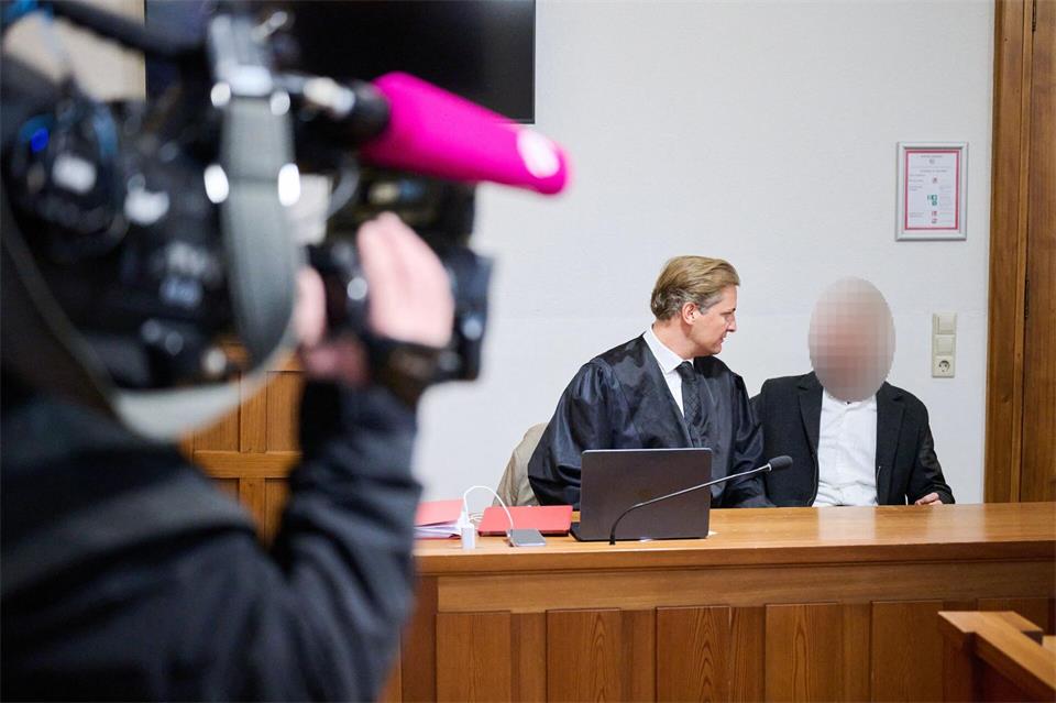Zahlreiche Kamerateams drängten sich in den Gerichtssaal. Sina Schuldt/dpa