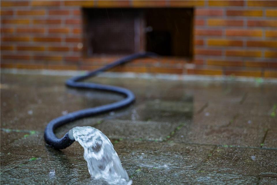 Großeinsatz in NRW: Starkregen flutet Straßen und Keller Zahlreiche Keller wurden von der Feuerwehr leergepumpt.Christoph Reichwein/dpa