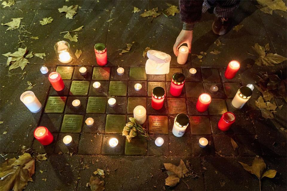 Zahlreiche Kerzen stehen am Gedenktag an die Pogromnacht am 09. November neben Stolpersteinen. Seit 20 Jahren forschen Historikerinnen und Historiker der Hamburger Stolperstein-Initiative zu den Biografien der im Nationalsozialismus Verfolgten. (Archivbild)Georg Wendt/dpa