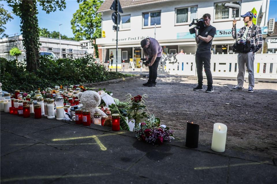 Zahlreiche Kerzen und Blumen an der Unfallstelle - am Freitagmorgen gibt es eine Schweigeminute.Oliver Berg/dpa