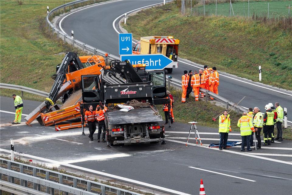 Zahlreiche Kräfte sind im Einsatz.Daniel Vogl/dpa