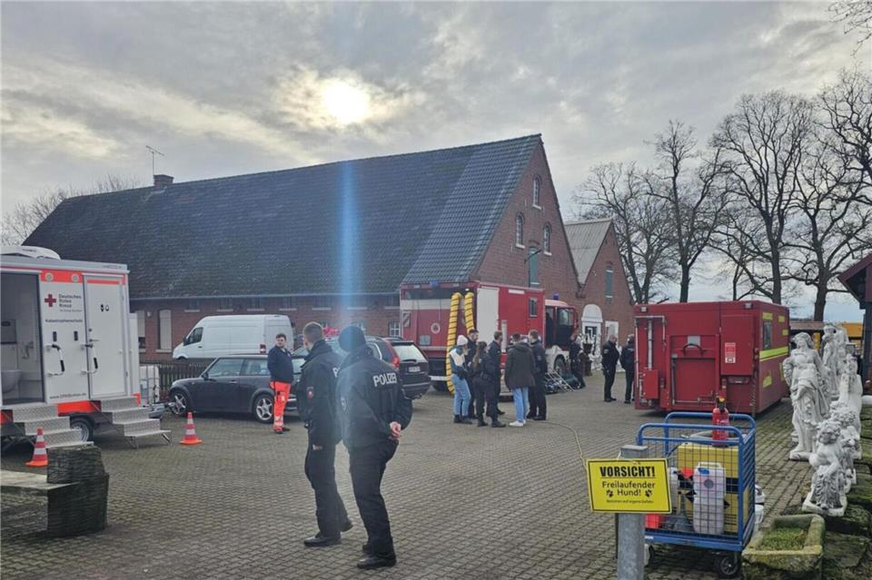 Zahlreiche Kräfte - vor allem aus überregionalen Einheiten - waren am Freitag (16. Januar) auf dem Hof in der Nienborger Bauerschaft Wext im Einsatz. Auf diesem Bild sieht man den Spezialcontainer der ATF-Einheit.