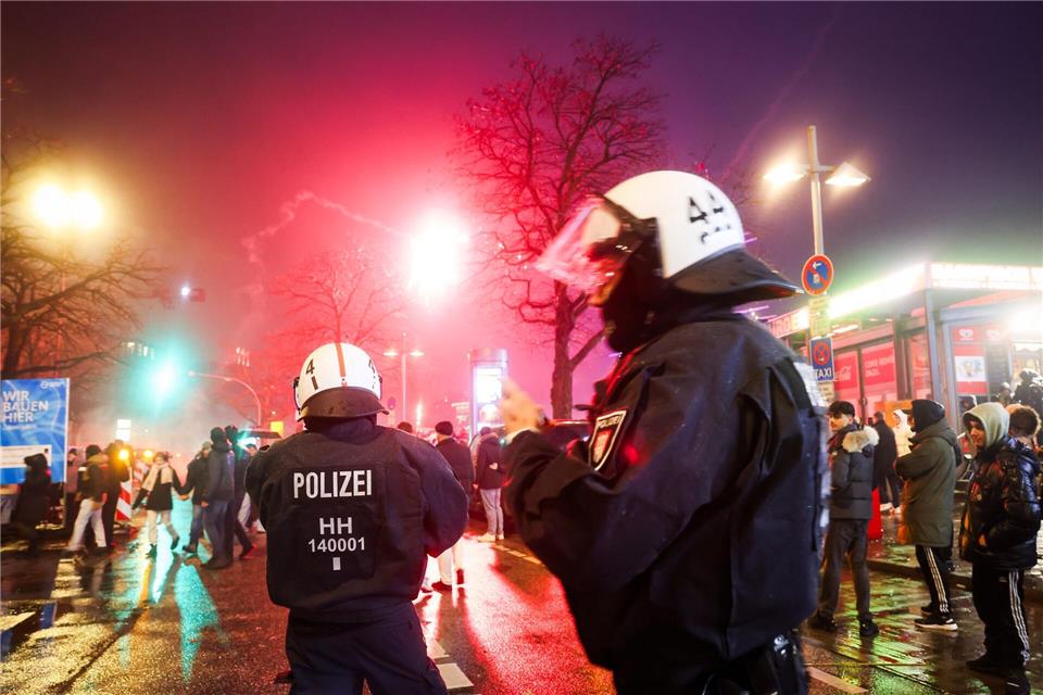 Zahlreiche Kräfte waren im Einsatz in Hamburg. Christian Charisius/dpa