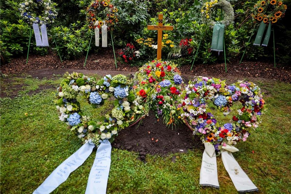 Zahlreiche Kränze und Blumen schmücken das Grab der Fußballlegende Uwe Seeler.