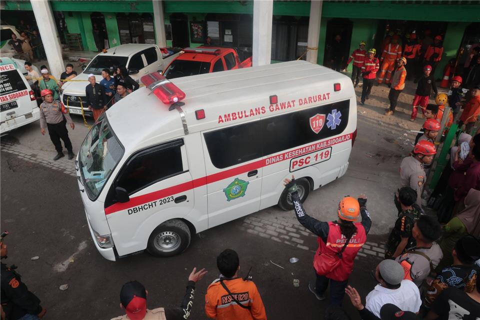 Tote und Vermisste nach Einsturz von Schule in Indonesien Zahlreiche Krankenwagen waren im Einsatz.Trisnadi/AP/dpa