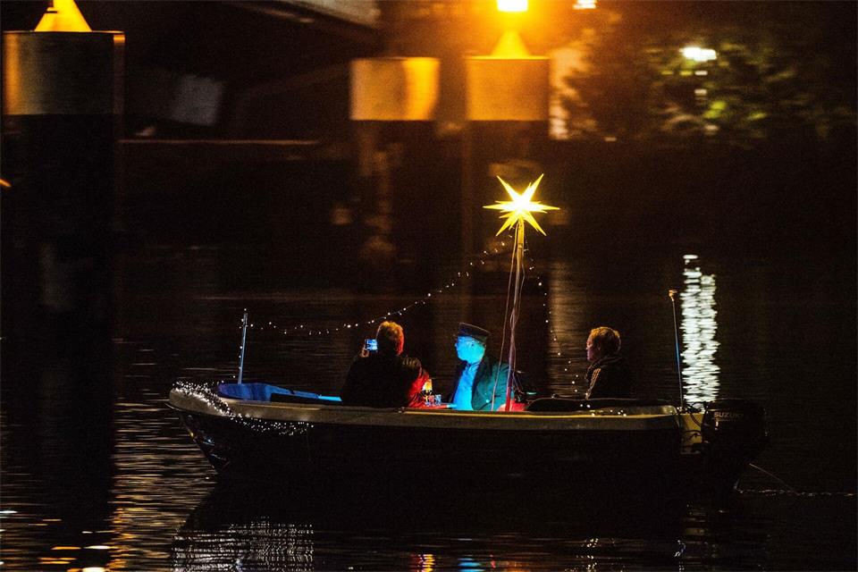 Zahlreiche Lampen kamen zum Einsatz. Stefan Sauer/dpa