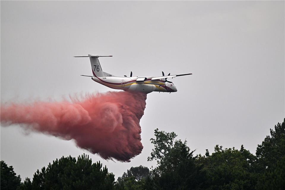 Zahlreiche Löschflugzeuge sind bei der Bekämfung der Brände im Einsatz.Emma Da Silva/AP/dpa