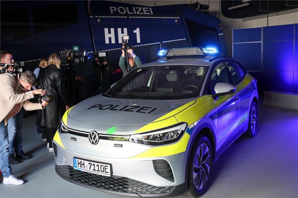 Zahlreiche Medienvertreter verschaffen sich einen ersten Eindruck vom neu präsentierten Sichtbarkeitsmerkmal der Hamburger Peterwagen.Christian Charisius/dpa