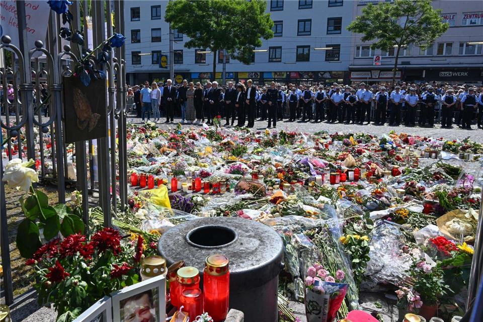 Täter in Marktplatz-Prozess: „Heute muss jemand sterben“  Zahlreiche Menschen gedachten nach der Tat auf dem Mannheimer Marktplatz der Opfer. (Archivbild)Bernd Wei�brod/dpa