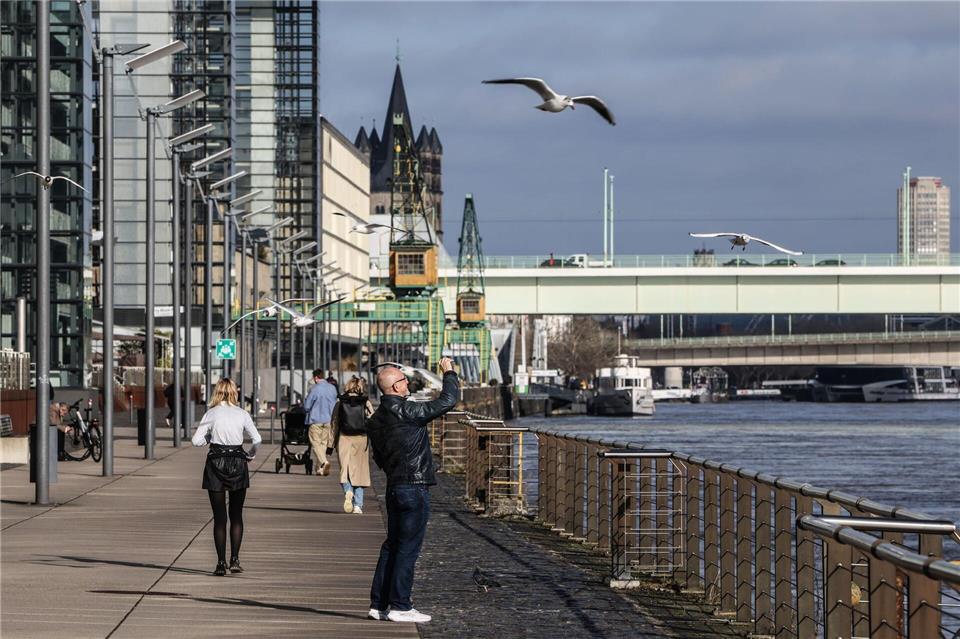 Zahlreiche Menschen genießen am Mittwoch das sonnige Wetter.Oliver Berg/dpa