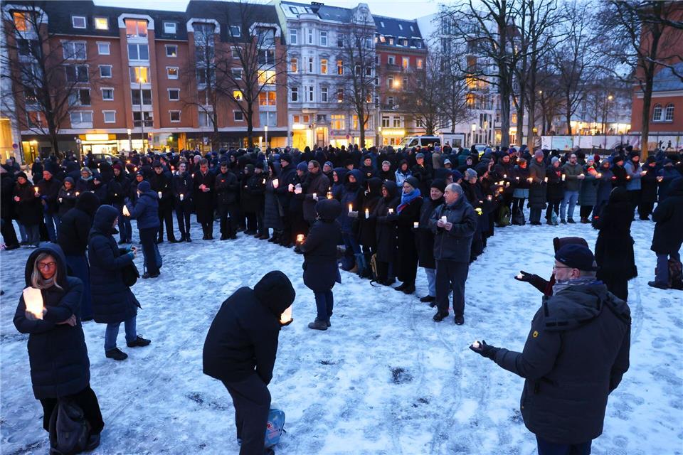 Zahlreiche Menschen haben am Holocaust-Gedenktag an die Opfer des Nationalsozialismus gedacht.Christian Charisius/dpa
