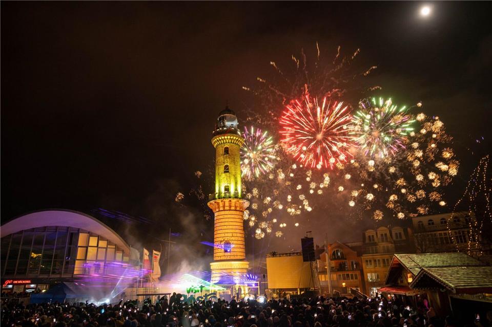Zahlreiche Menschen haben am Neujahrstag das traditionelle Warnemünder Turmleuchten an der Strandpromenade des Ostseebades verfolgt.Stefan Sauer/dpa