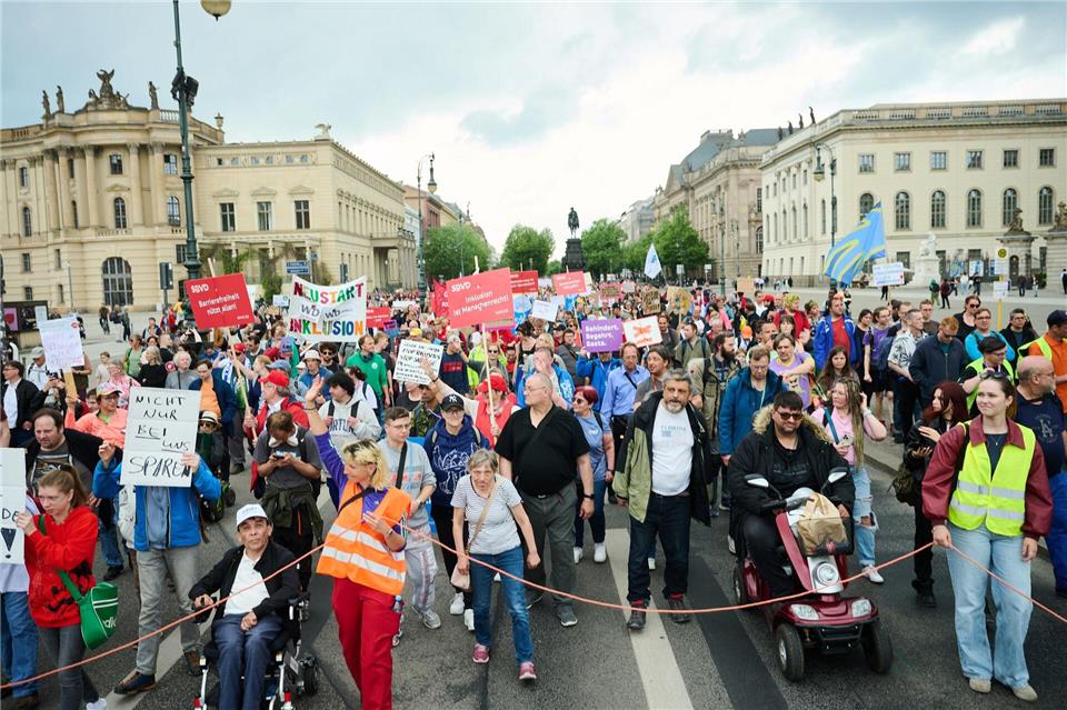 Zahlreiche Menschen haben an der Demonstration teilgenommen.Annette Riedl/dpa