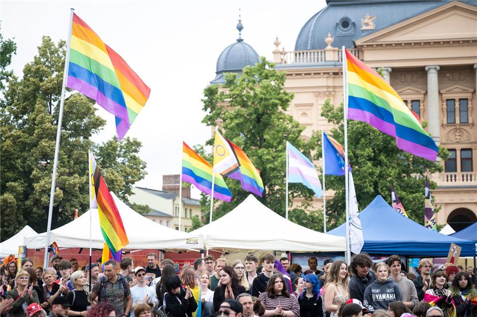 Zahlreiche Menschen haben beim 20. CSD in Schwerin ein Zeichen für die Rechte von queeren Menschen unter dem Motto „Vielfalt braucht Demokratie!“ gesetzt.Philip Dulian/dpa
