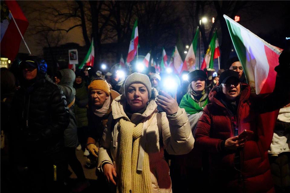 Zahlreiche Menschen hielten aus Protest gegen die iranische Regierung an der Binnenalster in Hamburg ihre leuchtenden Telefone in die Höhe.Gregor Fischer/dpa