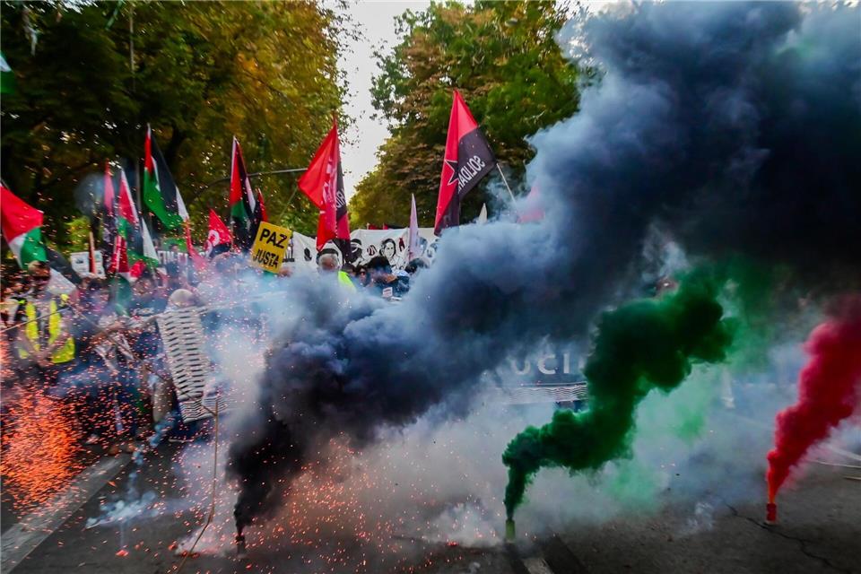 Bilder des Tages Zahlreiche Menschen marschieren zwischen Atocha und Callao im Zentrum Madrids während einer Kundgebung aus Solidarität mit den Palästinensern in Gaza.Richard Zubelzu/ZUMA Press Wire/dpa