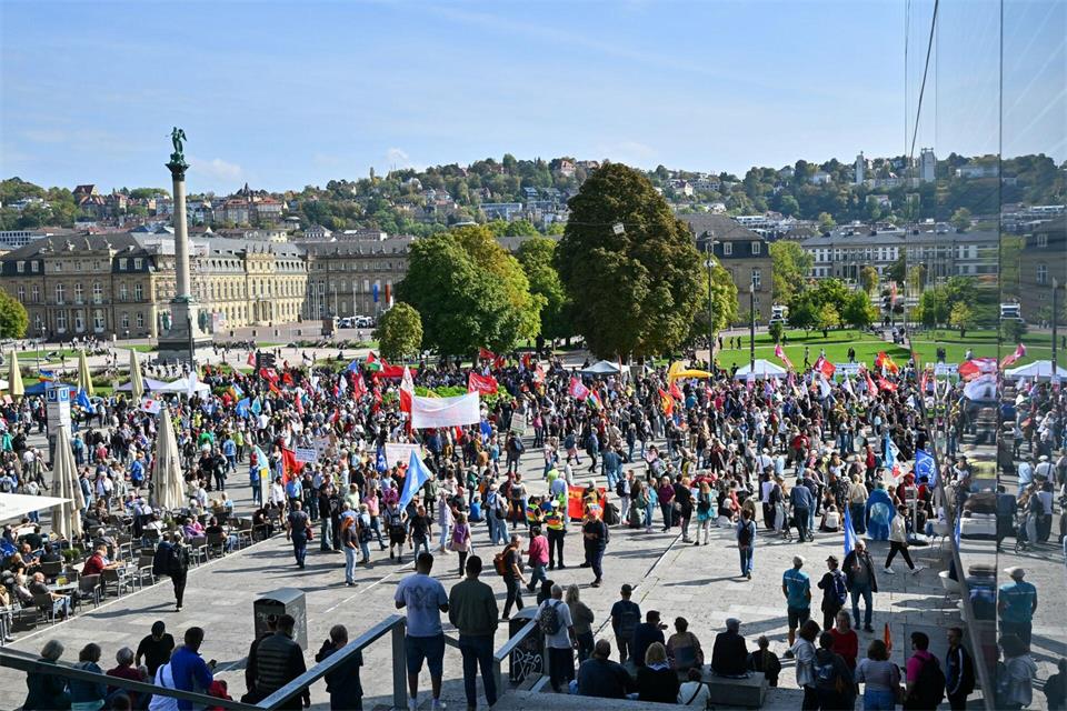 Zahlreiche Menschen nahmen an der Friedensdemonstration teil. Jan-Philipp Strobel/dpa