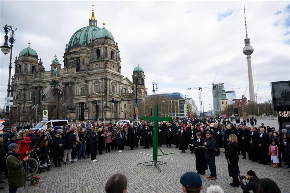 Zahlreiche Menschen nahmen an der Prozession mit Stopps etwa am Berliner Dom und am Bebelplatz teil.Christophe Gateau/dpa